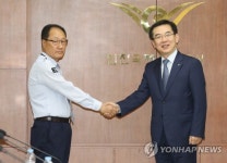 협력사 개별노조 대표자와 악수하는 정일영 사장