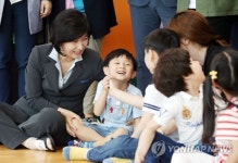 어린이집 수업 참관하는 추미애