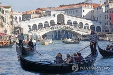 관광객 몸살 伊베네치아 도심에 새 호텔 개장 금지