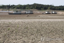 물 마른 저수지 낚시터 좌대만 덩그러니