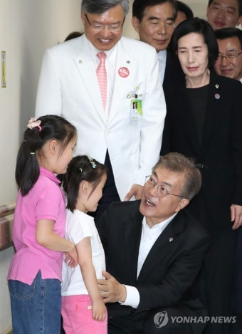 보훈병원 찾은 문 대통령, 어린이와 함께