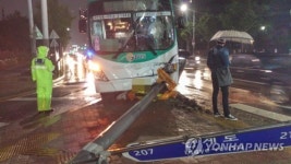 교통섬 올라탄 시내버스