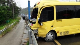 장애인학교 통학버스 빗길사고…학생·교사 11명 병원이송