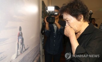 새로 공개된 사진 보는 이한열 열사 어머니