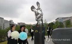 이한열 특별기획전 개막식는헌화 퍼포먼스