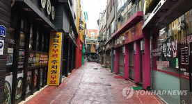 점심시간에도 인적 드문 닭갈비 골목