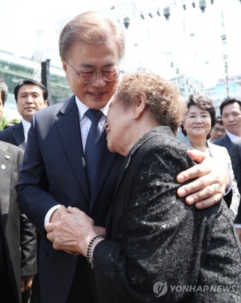 이태춘 열사 모친 위로하는 문 대통령