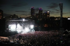 볼륨 업! 클럽을 뛰쳐나온 EDM, 초여름 밤 달궜다