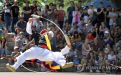 휴일 전통 사물놀이 공연