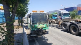부산신항 도로 청소차로 쓸고 씻어 비산먼지 줄인다