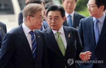 문재인 대통령, 정무수석과 대화