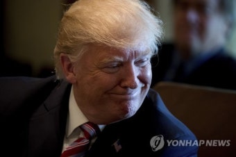 트럼프 첫 전체 각료회의 주재…
