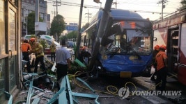 춘천서 시내버스-승용차 충돌…7명 부상