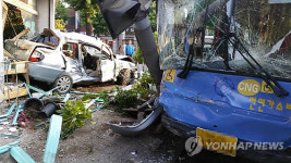 춘천서 시내버스-승용차 충돌…7명 부상