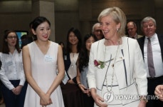 이화여대 학생들과 대화하는 아스트리드 벨기에 공주