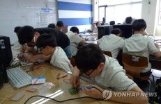 기술진로 체험하는 중학생들
