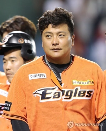 한화 김태균, 오른손 중지에 사구 맞아 교체