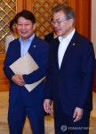 대구시장과 이야기 하는 문 대통령