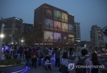 서울로에서 미디어파사드 구경