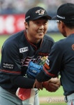 2천이닝 축하받는 배영수