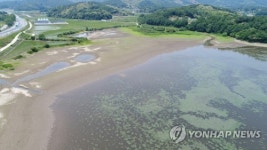 가뭄에 바닥 드러낸 부여 옥산저수지