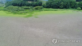 가뭄에 바닥 드러낸 부여 옥산저수지