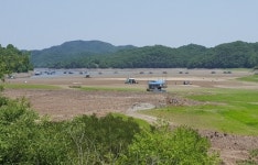[카메라뉴스] 가뭄으로 드러난 초평저수지 낚시 좌대