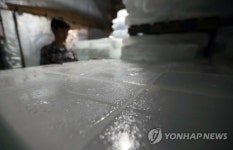 거문도수협제빙냉동공장 | 무더운 날씨, 분주한 제빙공장