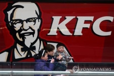 치킨값 국내업체는 내리는데…KFC 인하 계획 없다