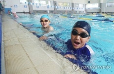 생존수영 교육받는 초등학생들