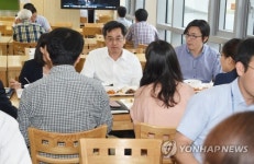 김동연 부총리, 구내식당에서 직원들과 대화