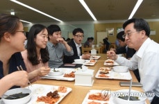 김동연 부총리, 구내식당에서 직원들과 대화