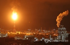 공장 굴뚝서 보름째 불기둥…환경청, 대한유화 조사 착수