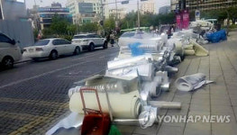 건설노조 노숙농성 후 청계광장에 남아있는 은색 깔판들
