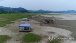 바닥 드러낸 예당저수지