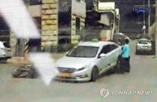 힘 모아 번쩍 택시 드는 시민들