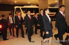 전주 숙소로 들어서는 ITF 시범단