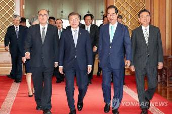 문 대통령, 전직 주미대사 초청간담회