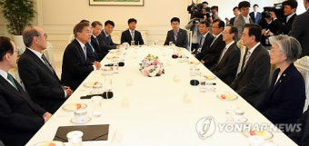 문 대통령, 전직 주미대사 초청간담회