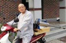 오토바이 몰고 마을 방역하는 충북 보은 대광스님