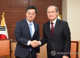악수하는 김동연 부총리와 주한 일본대사