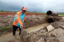 농수로 정비하는 농민