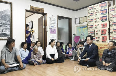 국방부 차관, 성주 주민과 대화