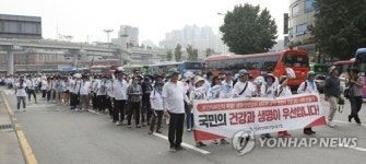 행진하는 보건의료산업노동조합