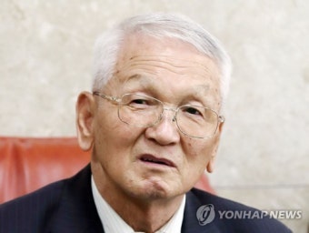 인터뷰하는 고 윤영하 소령 부친 윤두호씨