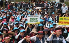 고용노동부 앞에서 최저임금 요구 집회