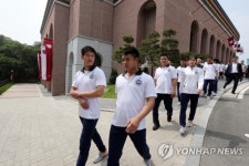 경희대 방문한 북한 태권도시범단