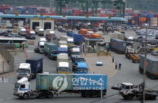 2~3시간 걸려 컨테이너 날라야 2만원…운송업계 더 못견뎌