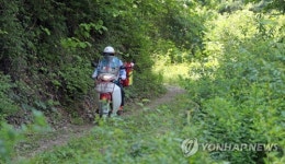산골마을 우편물 전하는 집배원