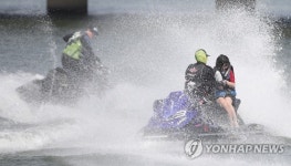 바다로 가자…전국 해수욕장에 성급한 피서객들 풍덩